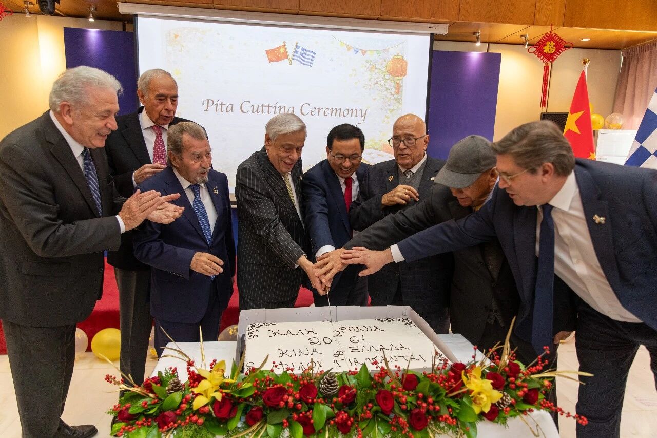我们参与了驻希腊大使馆举办的新年“切饼”活动